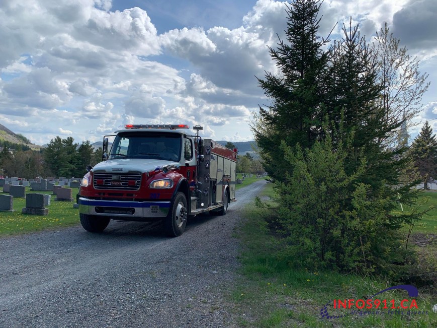 Début de feu de forêt près du cimetière de Black Lake